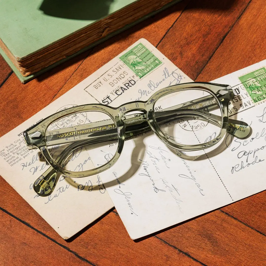 แว่นตา MOSCOT LEMTOSH บนโปสการ์ดวินเทจ