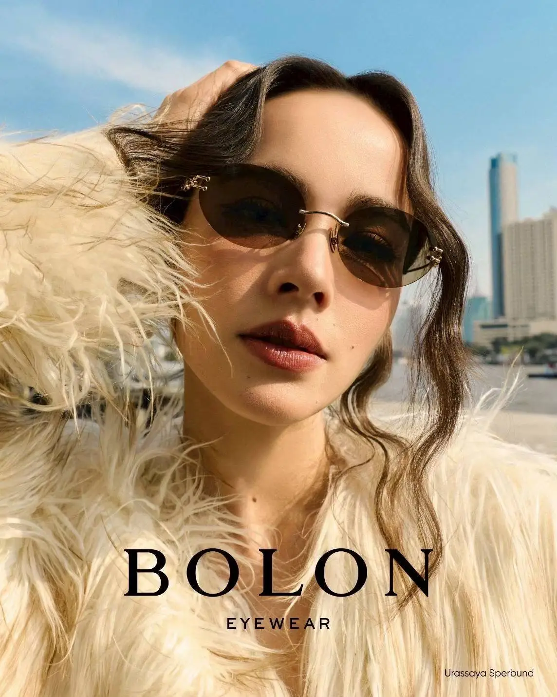 อุรัสยา เสปอร์บันด์ (Yaya) สวมแว่นกันแดดไร้กรอบ BOLON วิวเมืองกรุงเทพ