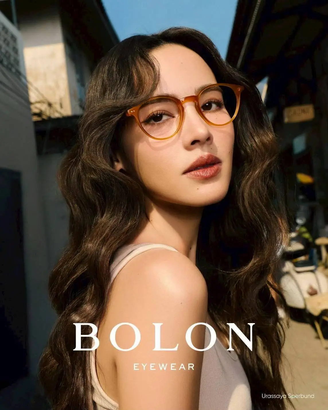 BOLON Yaya สวมแว่นตา BOLON ทรงกลมสีทอง ในร้านกาแฟ